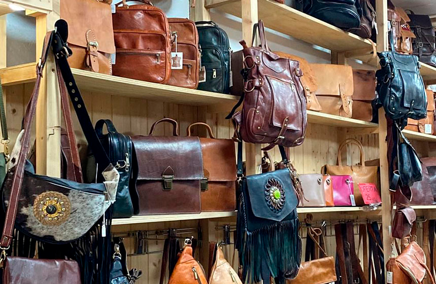 Pieles Azahar, complementos con cuero de calidad en Cálig. Estantería con maletines y mochilas.