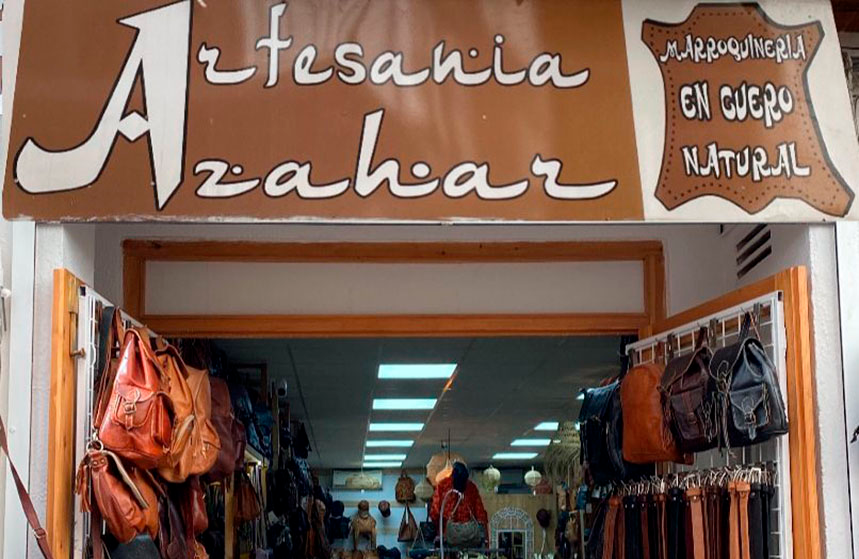Pieles Azahar, complementos con cuero de calidad en Vinaròs. Cartel de la entrada del local.