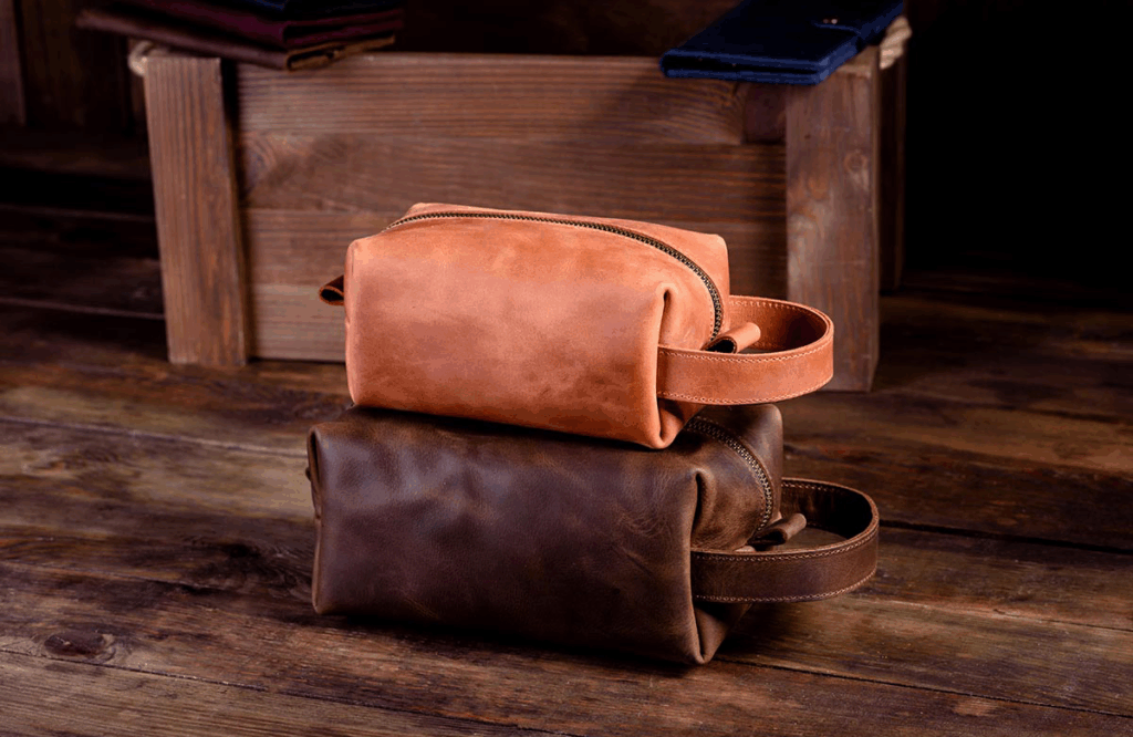 Pieles Azahar, bolsos artesanales de cuero en Benicarló. Dos estuches de cueros marrones.