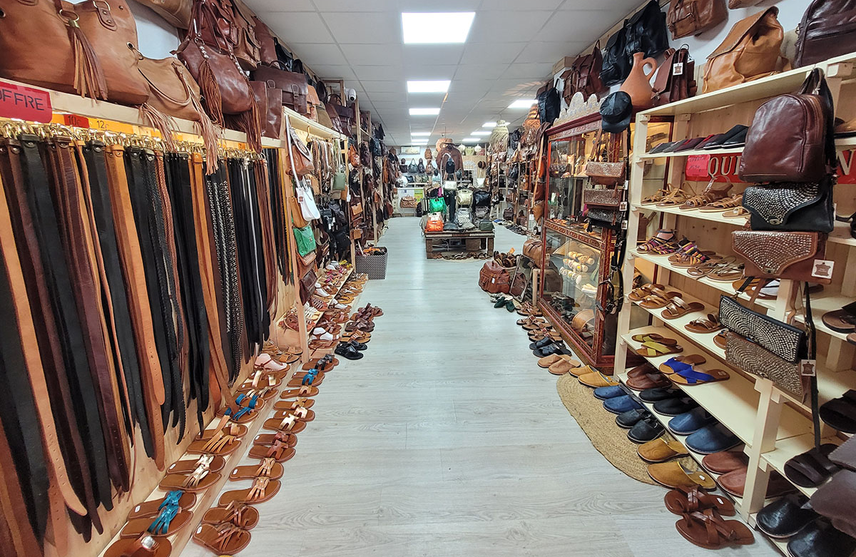 Pieles Azahar, mochilas artesanales de cuero en Benicarló. Interior del local.