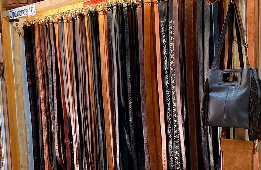 Pieles Azahar, mochilas artesanales de cuero en Santa Magdalena. Cinturones de cuero.
