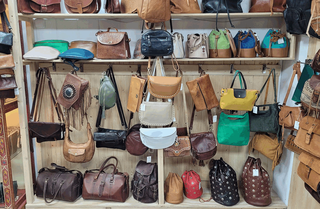 Pieles Azahar, complementos con diseños únicos en Alcossebre. Estantería con bolsos.